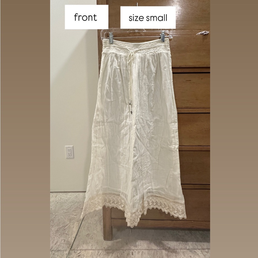Elegant American Eagle Cream Lace Trim Skirt